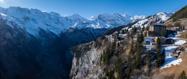 İsviçre 'deki Verbier kayak merkezinin hava panoramik manzarası. Dağların önünde duran klasik ahşap dağ evleri.. 