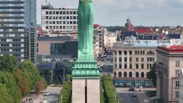 美丽的日出在里加上方的自由女神像 米尔达在拉脱维亚 自由的纪念碑 — 图库视频影像