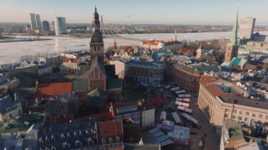 Riga 'nın yukarıdan manzarası çok güzel. Letonya 'nın başkenti Riga' nın panoramik manzarası.