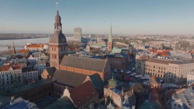 Riga 'nın yukarıdan manzarası çok güzel. Letonya 'nın başkenti Riga' nın panoramik manzarası.