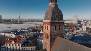 Riga 'nın yukarıdan manzarası çok güzel. Letonya 'nın başkenti Riga' nın panoramik manzarası.