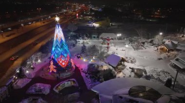 Avrupa 'nın en güzel Noel ağacı Riga, Letonya' da, Lido Restoranı 'nda bulunuyor. Noel ağacının güzel gece manzarası ve insanlar Noel 'de buz pateni yapmayı kutluyor..