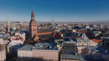 Riga 'nın yukarıdan manzarası çok güzel. Letonya 'nın başkenti Riga' nın panoramik manzarası.