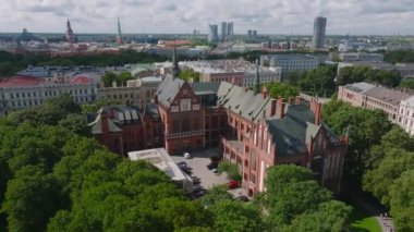 Riga 'nın yukarıdan manzarası çok güzel. Letonya 'nın başkenti Riga' nın panoramik manzarası.