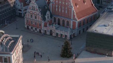 Riga, Letonya 'daki Noel pazarının hava görüntüsü.