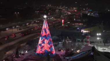 Avrupa 'nın en güzel Noel ağacı Riga, Letonya' da, Lido Restoranı 'nda bulunuyor. Noel ağacının güzel gece manzarası ve insanlar Noel 'de buz pateni yapmayı kutluyor..