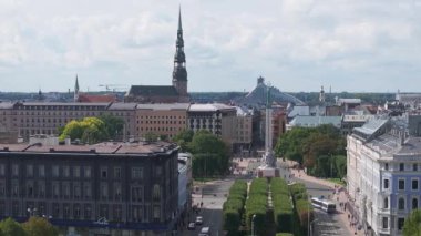 Riga 'nın yukarıdan manzarası çok güzel. Letonya 'nın başkenti Riga' nın panoramik manzarası.