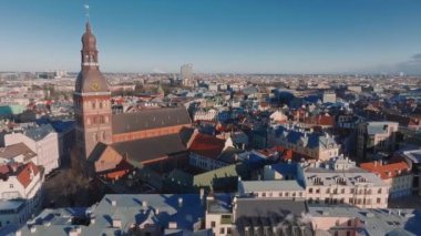 Riga 'nın yukarıdan manzarası çok güzel. Letonya 'nın başkenti Riga' nın panoramik manzarası.