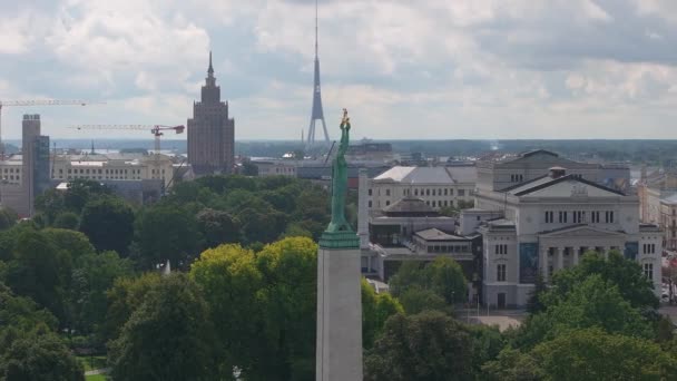 Bella Vista Sull Alba Riga Dalla Statua Della Libertà Milda — Video Stock