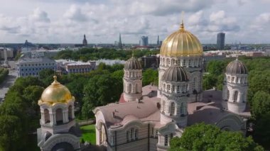 Riga, Letonya 'daki İsa' nın Doğumu Katedrali. Bizans tarzı Ortodoks katedrali, Baltık bölgesinin en büyüğü, altın renkli kubbesi, ağaçların arasında parıldayan yaldızlı kubbeleri var.