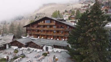 İsviçre 'deki Verbier kayak merkezinin hava panoramik manzarası. Dağların önünde duran klasik ahşap dağ evleri.. 