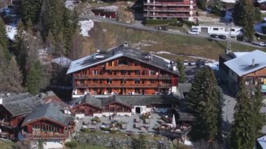 İsviçre 'deki Verbier kayak merkezinin hava panoramik manzarası. Dağların önünde duran klasik ahşap dağ evleri.. 