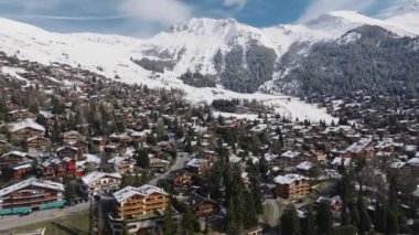 İsviçre 'deki Verbier kayak merkezinin hava panoramik manzarası. Dağların önünde duran klasik ahşap dağ evleri.. 