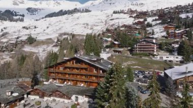 İsviçre 'deki Verbier kayak merkezinin hava panoramik manzarası. Dağların önünde duran klasik ahşap dağ evleri.. 
