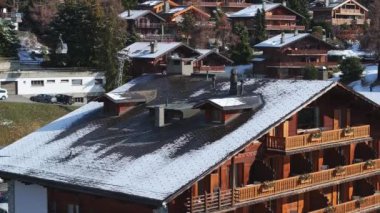 İsviçre 'deki Verbier kayak merkezinin hava panoramik manzarası. Dağların önünde duran klasik ahşap dağ evleri.. 