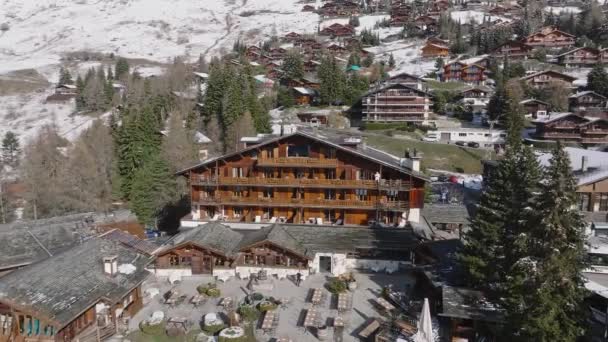 Панорамный Вид Горнолыжный Курорт Вербье Швейцарии Классические Деревянные Домики Стоящие — стоковое видео