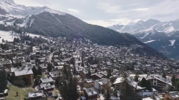 Αεροφωτογραφία Του Χιονοδρομικού Κέντρου Verbier Στην Ελβετία Κλασικό Ξύλινο Σαλέ — Αρχείο Βίντεο