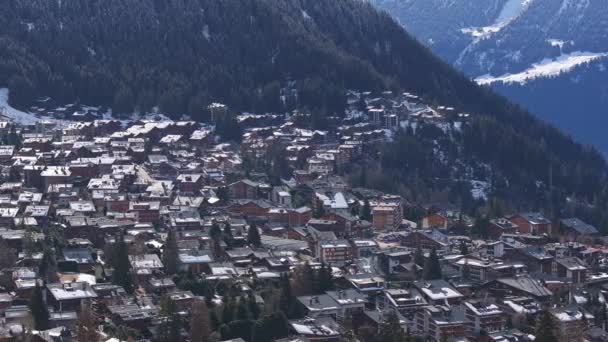 Luftaufnahme Des Skiortes Verbier Der Schweiz Klassische Holzchalet Häuser Vor — Stockvideo
