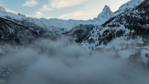 Scenic View Snowy Matterhorn Peak Solrig Dag Med Blå Himmel – Stock-video