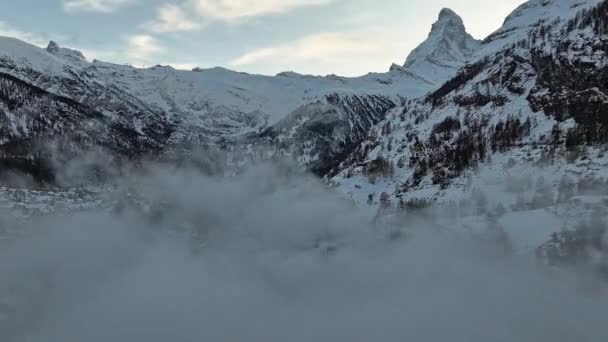 Vista Panorâmica Sobre Pico Nevado Matterhorn Dia Ensolarado Com Céu — Vídeo de Stock