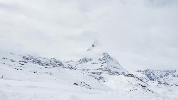 Scénický Pohled Zasněžený Vrchol Matterhorn Slunečného Dne Modrou Oblohou Mraky — Stock video