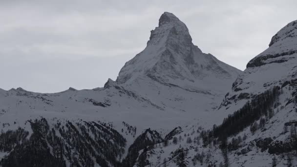 雪のマッターホルンの景色 晴れた日のピーク 青空と背景にある雲 スイス — ストック動画