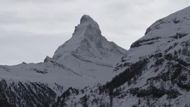 Güneşli Bir Günde Karlı Matterhorn Zirvesinin Manzarası Mavi Gökyüzü Arka — Stok video
