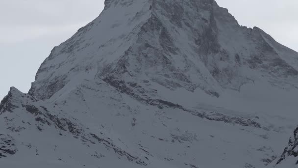 Scénický Pohled Zasněžený Vrchol Matterhorn Slunečného Dne Modrou Oblohou Mraky — Stock video