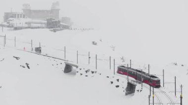 Zermatt, İsviçre - Gonergratbahn treni yoğun bir kar fırtınası sırasında Matterhorn 'u net bir şekilde gören ünlü turistik bölgedeki Gornergrat istasyonuna doğru koşuyor.. 