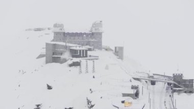 Gornergrat Gözlemevi ve Matterhorn Tepesi, Zermatt İsviçre. İsviçre, Zermatt 'taki dağ manzaralı gözlemevi.