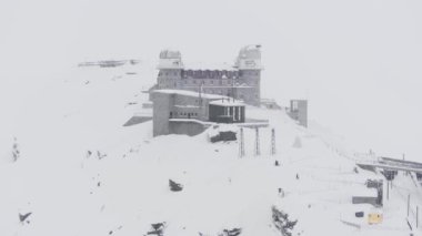 Gornergrat Gözlemevi ve Matterhorn Tepesi, Zermatt İsviçre. İsviçre, Zermatt 'taki dağ manzaralı gözlemevi.