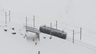 Zermatt, İsviçre - Gonergratbahn treni yoğun bir kar fırtınası sırasında Matterhorn 'u net bir şekilde gören ünlü turistik bölgedeki Gornergrat istasyonuna doğru koşuyor.. 