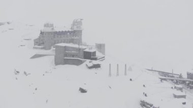 Gornergrat Gözlemevi ve Matterhorn Tepesi, Zermatt İsviçre. İsviçre, Zermatt 'taki dağ manzaralı gözlemevi.