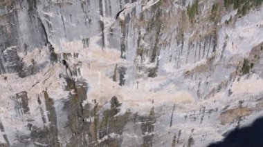 İsviçre 'deki Murren kayak merkezinin güzel panoramik hava manzarası. Uçurumun kenarındaki lüks oteller ve binalar.