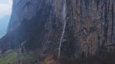 İsviçre 'deki Staubbach Şelalesi' nin güzel hava manzarası. Bulutlu havada İsviçre 'nin sihirli panoramik hava görüntüsü.