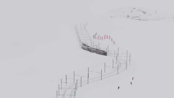 Zermatt Schweiz Gonergratbahn Fährt Bei Starkem Schneesturm Zur Gornergrat Station — Stockvideo