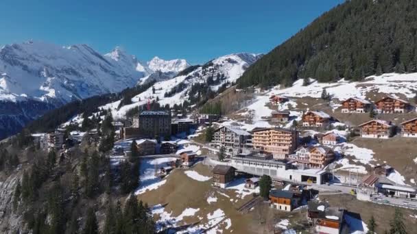 스위스 Murren 리조트 마을의 아름다운 파노라마의 가장자리에 위치한 호텔과 — 비디오