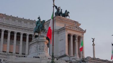 İtalya 'nın başkenti Roma' da Vittorio Emanuele II veya Il Vittoriano olarak bilinen Anavatan veya Altare della Patria 'nın sunağı.