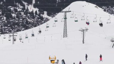 İsviçre, Verbier 'in hava görüntüleri, kar kaplı yamaçlar, kayakçılar için teleferikler ve sağda bir istasyon gösteriyor.. 