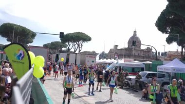 Colosseum, Roma, İtalya 'dan kadın ve erkek koşucular. Kolezyum önünde maraton koşusu için antrenman yapan sporcular tüm vücut uzunluğuyla Roma şehrinde.