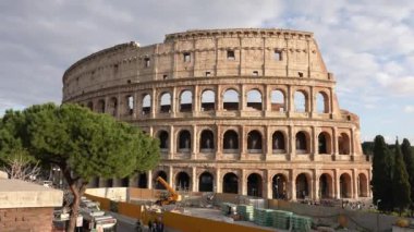 Turistler İtalya, Roma 'da Kolezyum' u keşfediyorlar. Antik Roma Kolezyumu Avrupa 'nın başlıca turistik merkezlerinden biridir. Roman şehir merkezindeki ünlü Colosseum 'u insanlar ziyaret etti. 