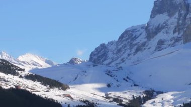 İsviçre Alpleri 'nin güzel hava manzarası. Güzel dağ zirveleri. 