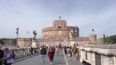 Roma 'da antik Roma' da inşa edilen Hadrian Castel Sant Angelo veya anıt mezarı, şimdi İtalya 'nın ünlü turistik merkezi konumundadır.. 