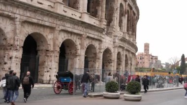 Turistler İtalya, Roma 'da Kolezyum' u keşfediyorlar. Antik Roma Kolezyumu Avrupa 'nın başlıca turistik merkezlerinden biridir. Roman şehir merkezindeki ünlü Colosseum 'u insanlar ziyaret etti. 