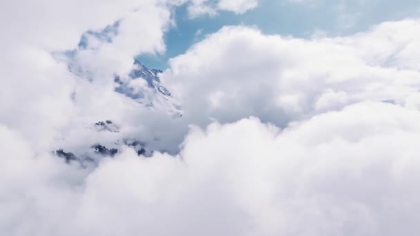 Vzdušný Pohled Husté Mraky Vrcholky Hor Živé Modré Nebe Kontrastuje — Stock video