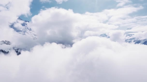 Vzdušný Pohled Husté Mraky Vrcholky Hor Živé Modré Nebe Kontrastuje — Stock video