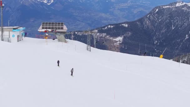 Letecký Záběr Švýcarského Verbieru Ukazuje Zasněžené Svahy Lyžařské Vleky Sedačkovou — Stock video