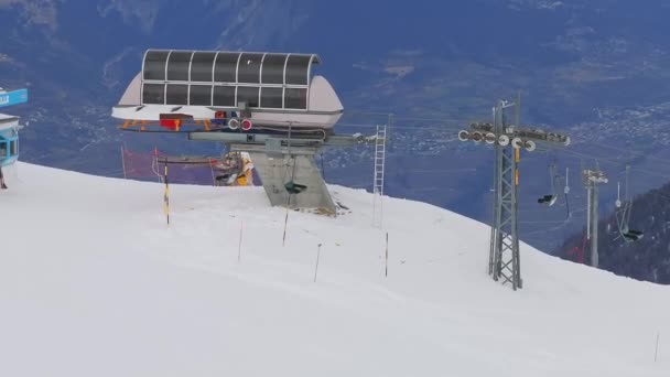 在瑞士凡尔比耶的空中拍摄 可以看到积雪覆盖的斜坡 滑雪者用椅子升降的滑雪电梯 以及右边的车站 — 图库视频影像