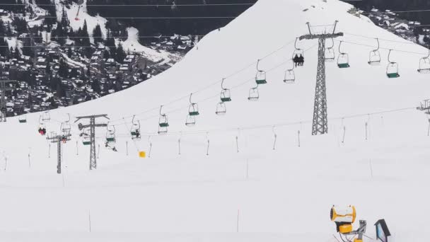 Flygfoto Verbier Schweiz Visar Snötäckta Backar Skidliftar Med Sittliftar För — Stockvideo