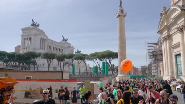 ローマ イタリアのコロッセオでランナーの男性と女性のランニング フルボディ長のコロシアムの前にローマでマラソンジョギングのためのアスリートトレーニング — ストック動画